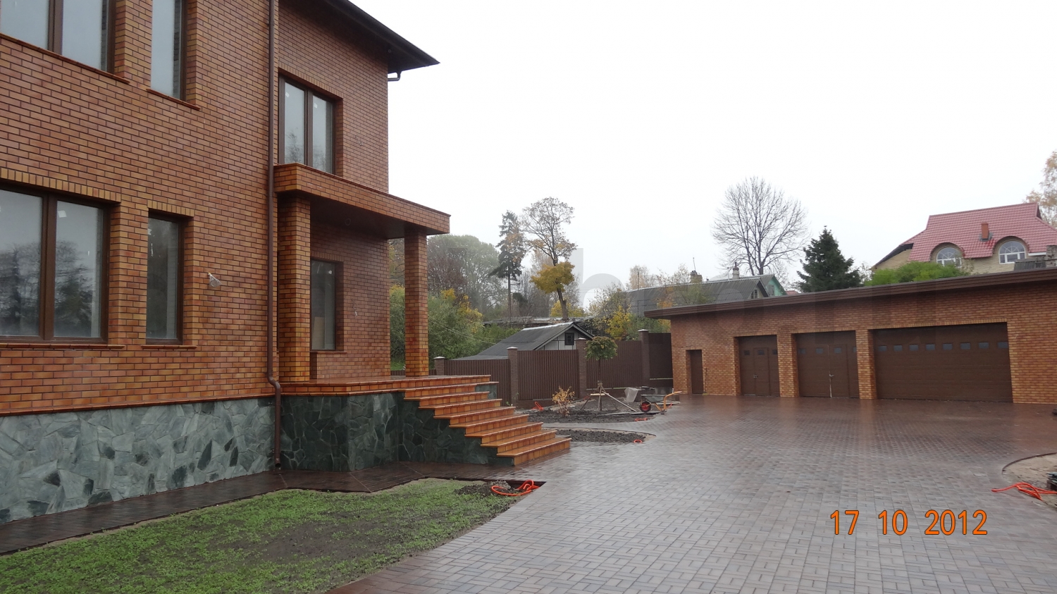 Клинкерная фасадная плитка Stroeher Keravette 307 weizengelb для двухэтажного дома